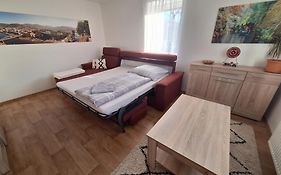 Pod Chlumem - útulný byt v blízkosti centra s terasou a grilem