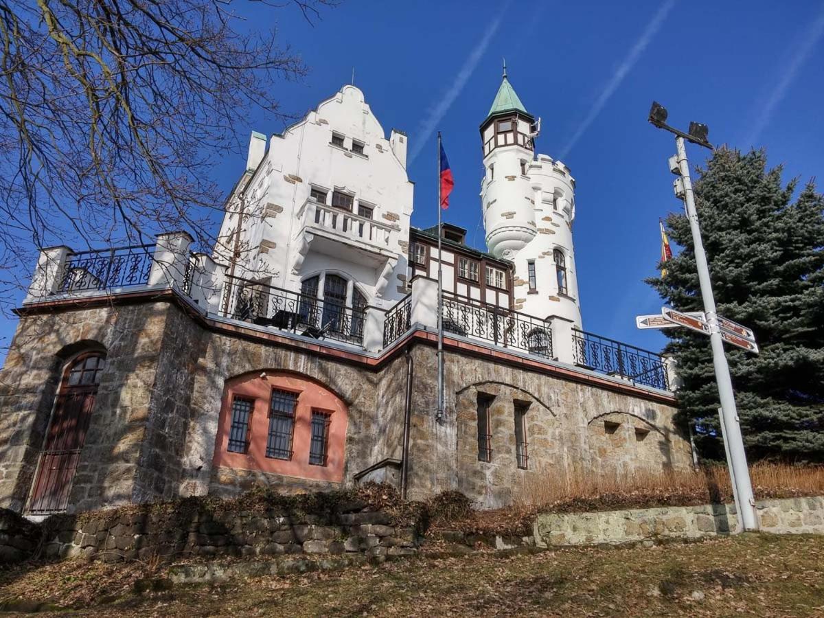 Pod Chlumem - útulný byt v blízkosti centra s terasou a grilem Decin Exteriér fotografie